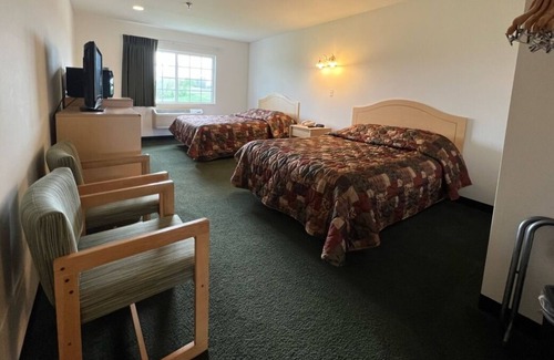 Red Bud Bed & Breakfast | Petite Double Queen Suite with Free Parking!