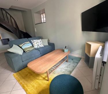 Saint-Maurice-de-Remens Apartment | Petite maison de village 2