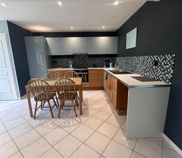 Saint-Maurice-de-Remens Apartment | Petite maison de village 2