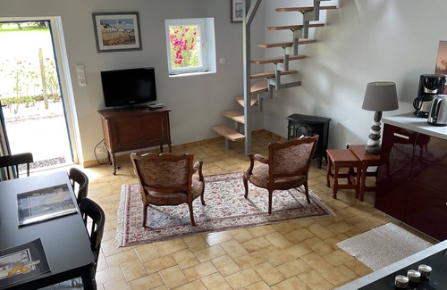 Plourin House | Petite Maison en Pierre Dans un Grand Jardin Fleuri