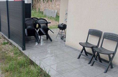 Dole House | Petite Maisonnette Centre Ville Toute Équipée 2 Personnes Parking Terrasse