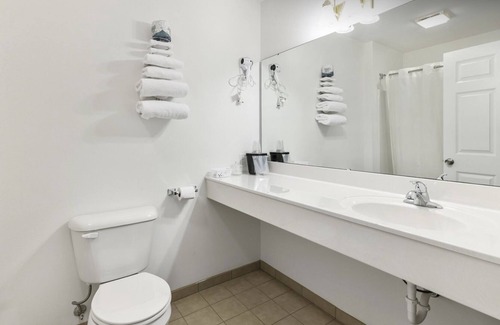 Red Bud Bed & Breakfast | Petite Queen Suite with Free Parking!