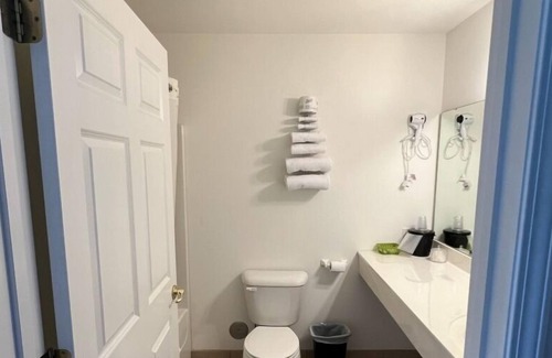 Red Bud Bed & Breakfast | Petite Queen Suite with Free Parking!