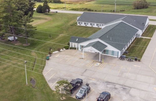 Red Bud Bed & Breakfast | Petite Queen Suite with Free Parking!