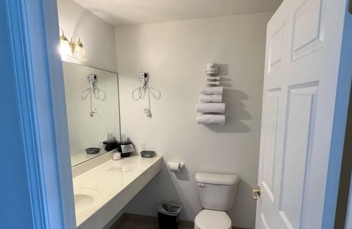 Renault Bed & Breakfast | Petite Queen Suite with Free Breakfast and Parking