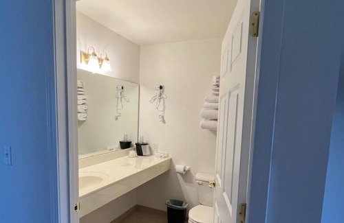 Renault Bed & Breakfast | Petite Single King Suite with Free Parking!