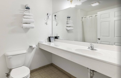 Red Bud Bed & Breakfast | Petite Single Queen Room in the Heart of Red Bud!