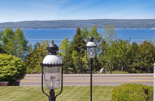 Petoskey Hotel | Petoskey lake front Views Workspace 4K Tv