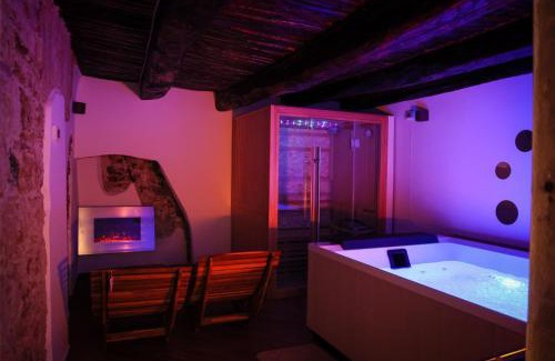Historical Downtown Salerno Apartment | PETRAMARE Charming House