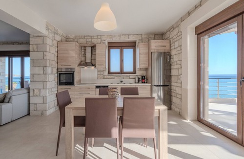 Kastri Villa | Petrina 3 waterfront villa, south Heraklion near taverns
