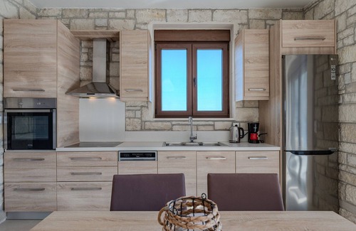 Kastri Villa | Petrina 3 waterfront villa, south Heraklion near taverns