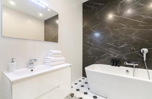 Pechers'kyi District Apartment | Petrovdom Apartments 10-197 in RC Central Park, 7 John McCain Street