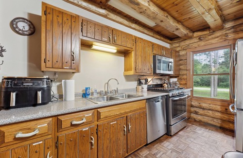 Mauston Cabin | Pets+ 8BR Cabin Retreat Sleeps 25+ Fire Pit GameRoom near Dells/Castle Rock Lake