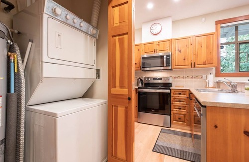 Village North Condo | Pets | BBQ | AC in bedrooms | Superb location