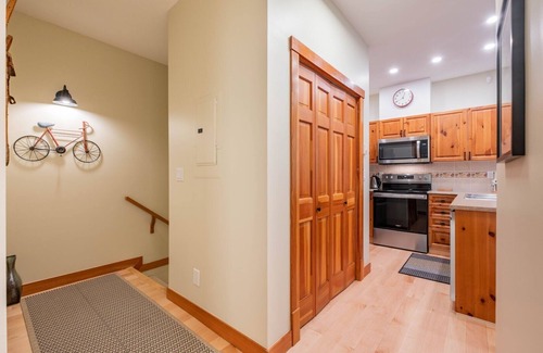 Village North Condo | Pets | BBQ | AC in bedrooms | Superb location