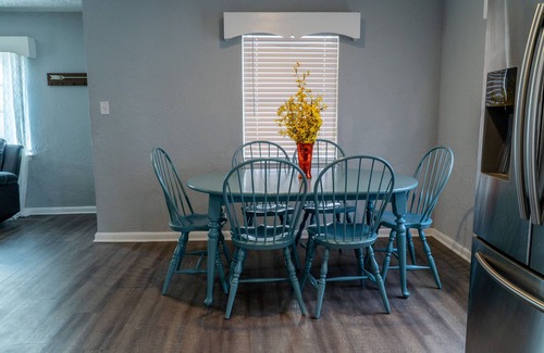 Lakeshore South House | Pets, King bed, St Johns Terrace Close to Downtown