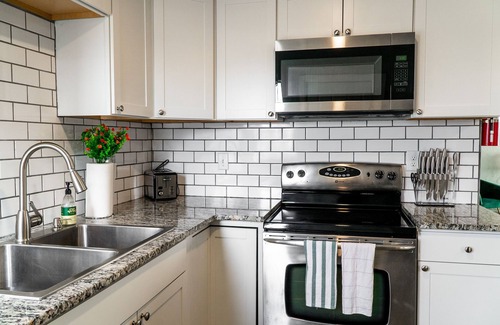 Lakeshore South House | Pets, King bed, St Johns Terrace Close to Downtown