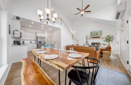 Goodview House | Pets, Lake, Dock, Fire Pit, Kayaks, and SUP