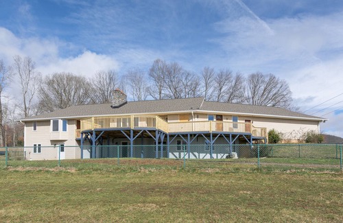 Candler Apartment | PETS, large fenced yard, full kitchen, 6 min to A-ville.