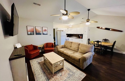Lincoln Apartment | Pet’s love “The Bachelor” Lakefront Apt @ Sunset Estates