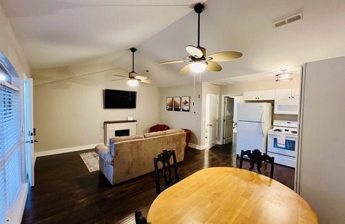 Lincoln Apartment | Pet’s love “The Bachelor” Lakefront Apt @ Sunset Estates