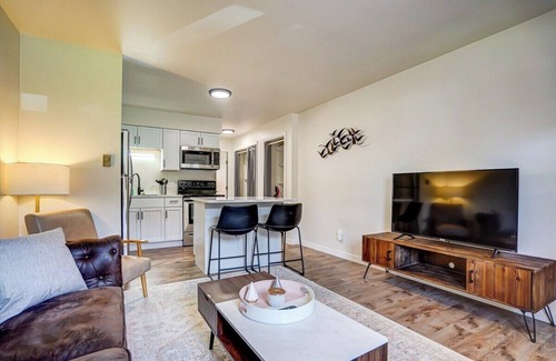 Marquette Apartment | Pets Ok. Free parking. Dishwasher. Willy Street!