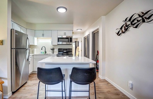 Marquette Apartment | Pets Ok. Free parking. Dishwasher. Willy Street!