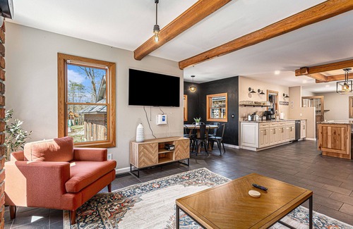Hopkins House | Pets Ok | Privacy | Arcades | Hot Tub | Fire Pit