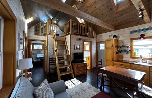 Bristol Cottage | Pets Stay Free! 3 Modern Cottages, w/Heat & AC, 1st flr King & Stand-up Loft