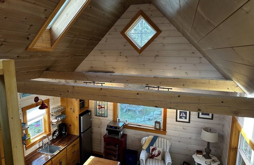 Bristol Cottage | Pets Stay Free! 3 Modern Cottages, w/Heat & AC, 1st flr King & Stand-up Loft