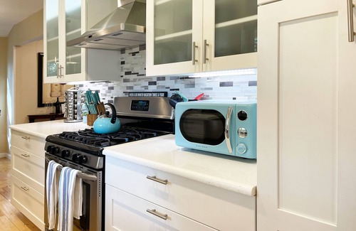 Richardson House | Pets Welcome! HOT TUB, Games, Backyard, Free Wine, WiFi, 4 TVs