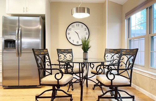 Richardson House | Pets Welcome! HOT TUB, Games, Backyard, Free Wine, WiFi, 4 TVs