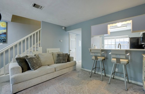Humble House | Pets Welcome! Humble Townhome 4 Mi to Airport