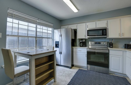 Humble House | Pets Welcome! Humble Townhome 4 Mi to Airport