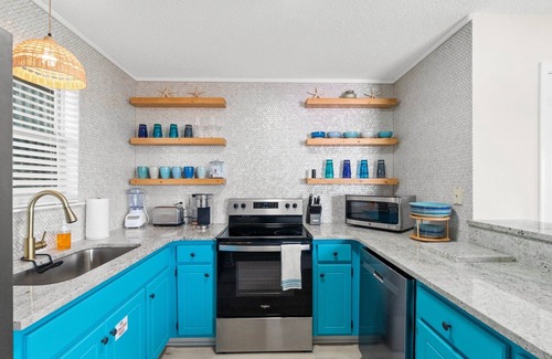 Bahama Beach Condo | Pets Welcome-Free Covered Parking-WiFi-Beach & Sunsets