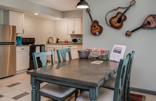Candler Apartment | Pets welcomed, fully fenced in yard. Beautiful 1BR suite w full kitchen, WI-FI