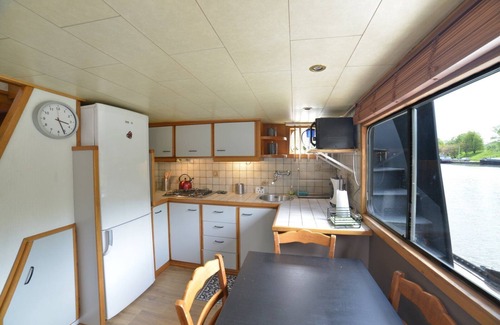 Braine-le-Comte Boat Rental | Petty lodge accommodation on the Rayclau barge