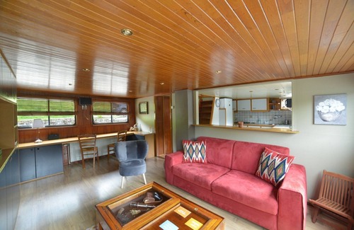 Braine-le-Comte Boat Rental | Petty lodge accommodation on the Rayclau barge