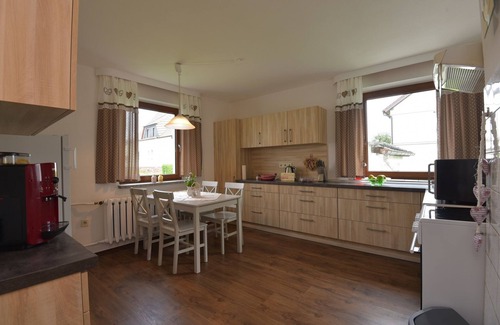 Schleid Apartment | "Pferde Glück" vacation apartment with 2 bedrooms made of Swiss stone pine wood