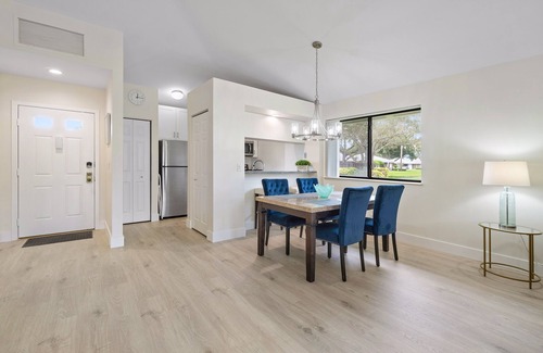 Palm Beach Gardens Cottage | PGA National Renovated, Bright and Spacious Corner One Story Home