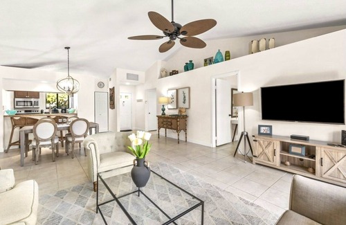 Palm Beach Gardens Cottage | PGA National Spacious One Story Home with Lake View