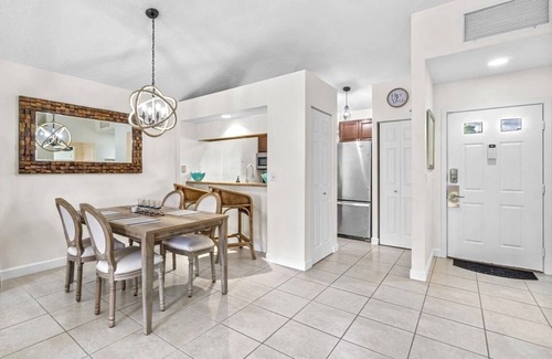 Palm Beach Gardens Cottage | PGA National Spacious One Story Home with Lake View