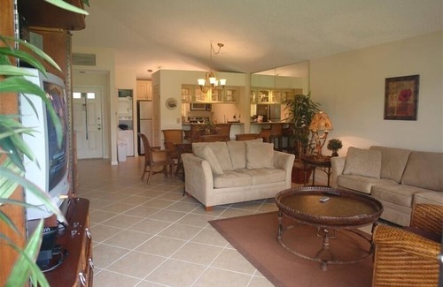 Palm Beach Gardens Cottage | PGA Resort Cottage FREE Private Beach Club Access & Sunsets on the 18th Fairway