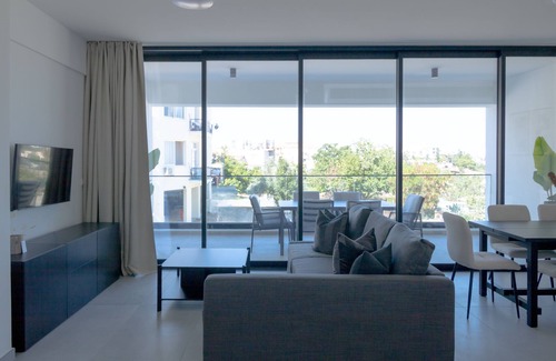 Aglantzia Apartment | Phaedrus Living: White Hills Suites Panoramic View