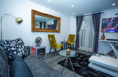 Thamesmead House | Phamphy Luxury Home For Comfort & Hospitality