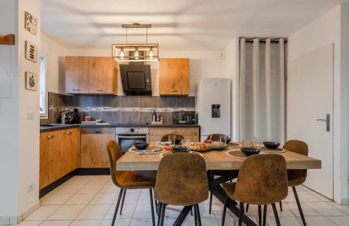 Magny-le-Hongre House | Phantasia by Kleidos, 10 min de Disney! Jolie Maison Familiale 6P, 2 chambres, Terrasse, Parking