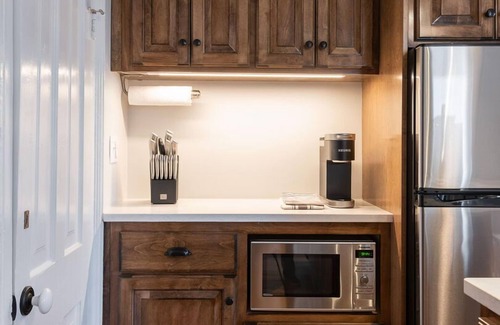 Belmont Apartment | Pharmacy Apartment| Lux 30 + Rental in Dtwn Belmont