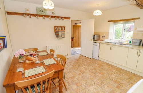 Minster Lovell Cottage | PHEASANT COTTAGE, family friendly, with a garden in Minster Lovell