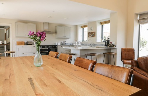 Mappleton Cottage | PHEASANT'S ROOST, pet friendly, with hot tub in Burton Pidsea