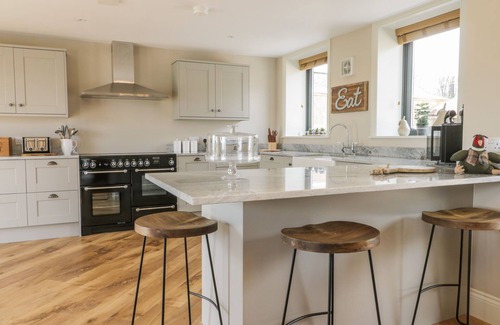 Mappleton Cottage | PHEASANT'S ROOST, pet friendly, with hot tub in Burton Pidsea